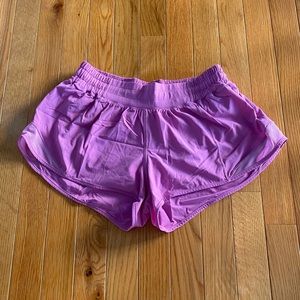 lululemon hotty hot 2.5” shorts